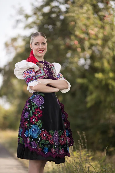 Joven Mujer Eslovaca Hermosa Traje Tradicional Folclore Eslovaco — Foto de Stock