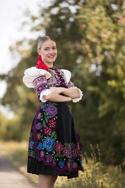 Ung Vacker Slogan Kvinna Traditionell Kostym Slovakiska Folklore — Stockfoto