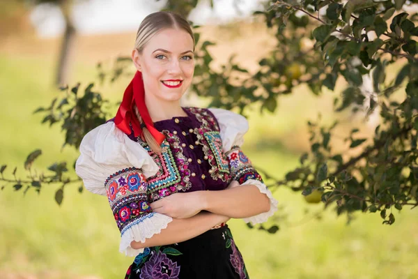 Ung Vacker Slogan Kvinna Traditionell Kostym Slovakiska Folklore — Stockfoto