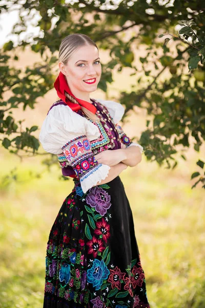 Fiatal Gyönyörű Szlovák Hagyományos Jelmezben Szlovák Folklór — Stock Fotó