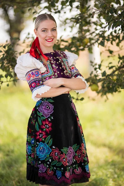 Νεαρή Όμορφη Γυναίκα Παραδοσιακή Στολή Σλοβακική Λαϊκή Παράδοση — Φωτογραφία Αρχείου