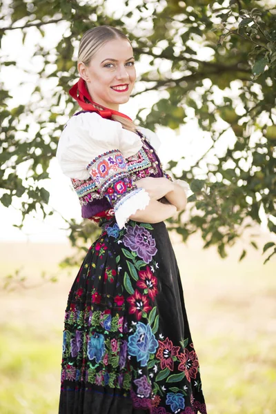 Fiatal Gyönyörű Szlovák Hagyományos Jelmezben Szlovák Folklór — Stock Fotó