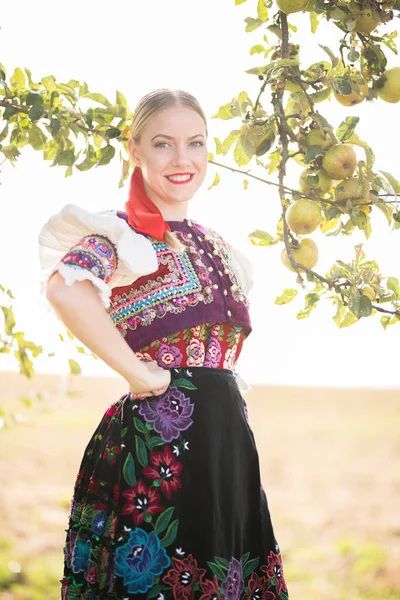 Ung Vacker Slogan Kvinna Traditionell Kostym Slovakiska Folklore — Stockfoto