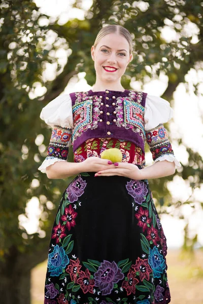 Jovem Mulher Eslovaca Bonita Traje Tradicional Folclore Eslovaco — Fotografia de Stock