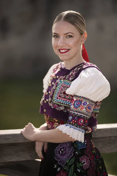 Gyönyörű Lány Szlovák Népviseletben Szlovák Folklór — Stock Fotó