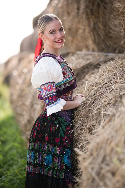 Vacker Tjej Slovakisk Folkdräkt Slovakiska Folklore — Stockfoto