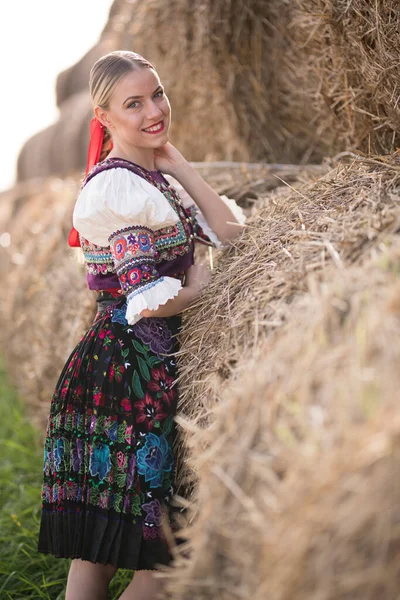 Прекрасна Дівчина Словацькому Народному Вбранні Словацький Фольклор — стокове фото