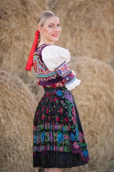 Piękna Dziewczyna Słowackim Stroju Ludowym Słowacki Folklor — Zdjęcie stockowe