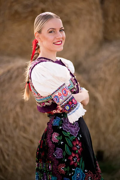 Piękna Dziewczyna Słowackim Stroju Ludowym Słowacki Folklor — Zdjęcie stockowe