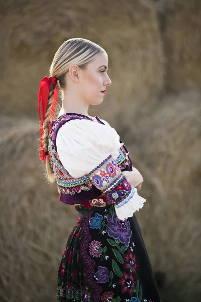Krásná Dívka Slovenských Lidových Šatech Slovenský Folklór — Stock fotografie