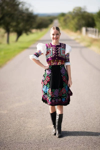 Gyönyörű Lány Szlovák Népviseletben Szlovák Folklór — Stock Fotó