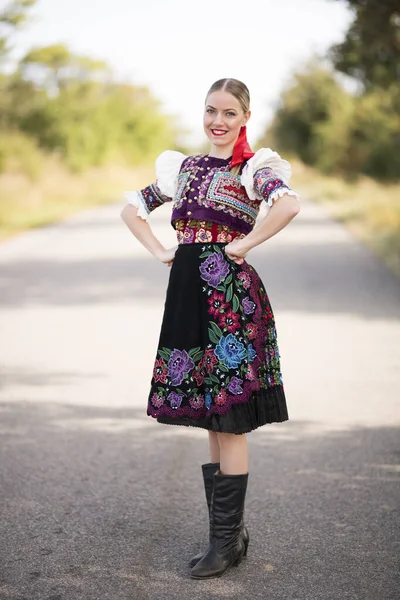 Slovak Halk Elbisesi Içinde Güzel Bir Kız Slovakça Folklor — Stok fotoğraf