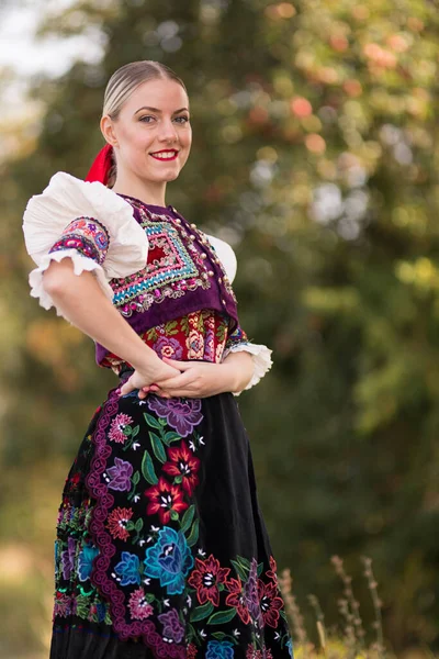 Vacker Tjej Slovakisk Folkdräkt Slovakiska Folklore — Stockfoto