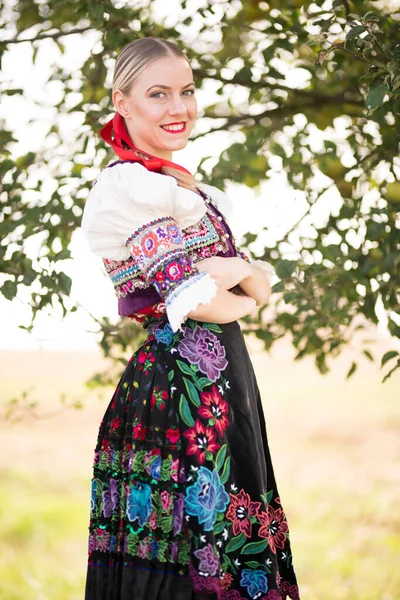 Gyönyörű Lány Szlovák Népviseletben Szlovák Folklór — Stock Fotó
