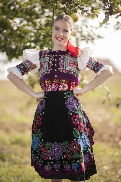 Hermosa Chica Vestido Eslovaco Popular Folclore Eslovaco — Foto de Stock
