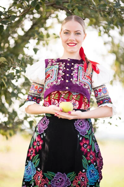 Vacker Tjej Slovakisk Folkdräkt Slovakiska Folklore — Stockfoto