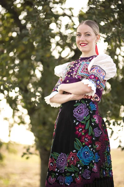 Vacker Tjej Slovakisk Folkdräkt Slovakiska Folklore — Stockfoto