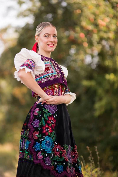 Slovak Halk Elbisesi Içinde Güzel Bir Kız Slovakça Folklor — Stok fotoğraf