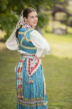 Slovak folkloru. Halk kıyafeti giyen kız..