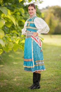 Slovak folkloru. Halk kıyafeti giyen kız..
