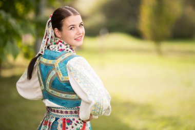 Slovak folkloru. Halk kıyafeti giyen kız..