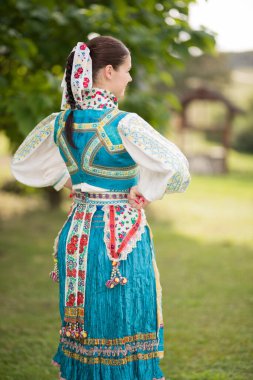 Slovak folkloru. Halk kıyafeti giyen kız..