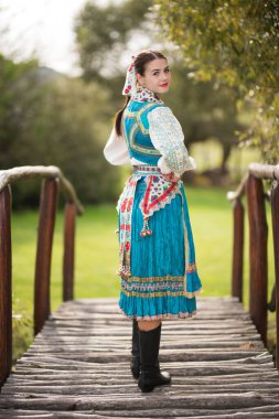 Slovak halk elbisesi içinde güzel bir kız. Slovakça folklor. 