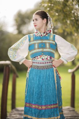 Slovak halk elbisesi içinde güzel bir kız. Slovakça folklor. 