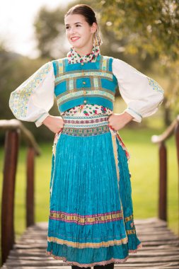 Slovak halk elbisesi içinde güzel bir kız. Slovakça folklor. 