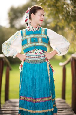 Slovak halk elbisesi içinde güzel bir kız. Slovakça folklor. 