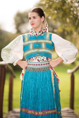 Slovak halk elbisesi içinde güzel bir kız. Slovakça folklor. 