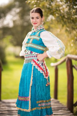 Slovak halk elbisesi içinde güzel bir kız. Slovakça folklor. 