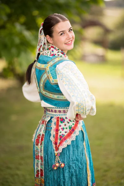 Slovak folkloru. Halk kıyafeti giyen kız..