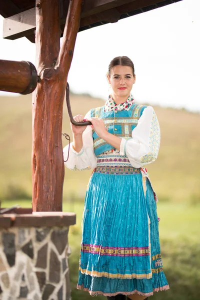 Slovakisk Folklore Flicka Folkdräkt — Stockfoto