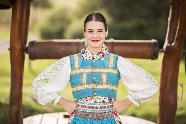 Slowaakse Folklore Meisje Volksjurk — Stockfoto