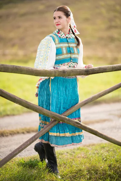 Slovakisk Folklore Flicka Folkdräkt — Stockfoto