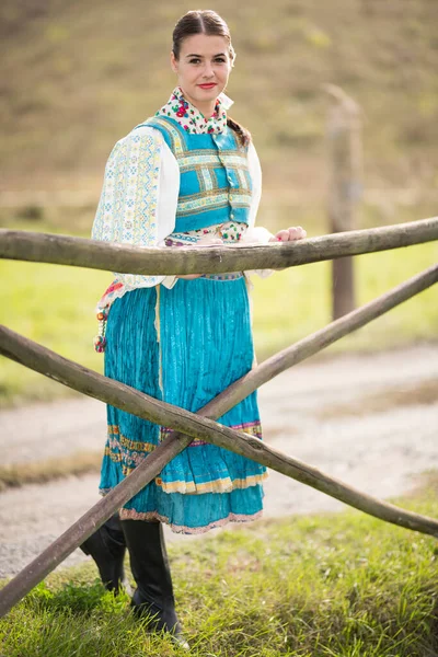 Slovak Folkloru Halk Kıyafeti Giyen Kız — Stok fotoğraf