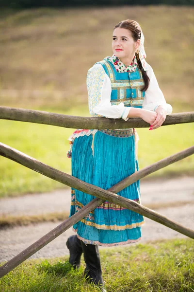 Fiatal Gyönyörű Lány Szlovák Népviseletben Szlovák Folklór — Stock Fotó