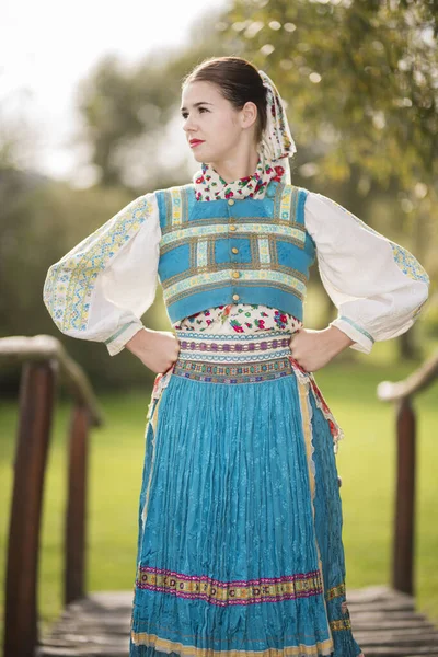Slovak Halk Elbisesi Içinde Güzel Bir Kız Slovakça Folklor — Stok fotoğraf