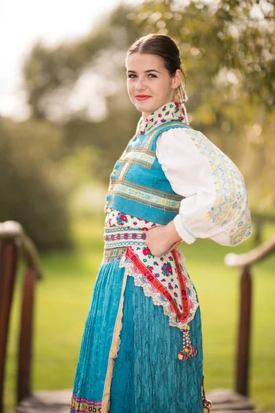 Ung Vacker Flicka Slovakiska Folkdräkt Slovakiska Folklore — Stockfoto