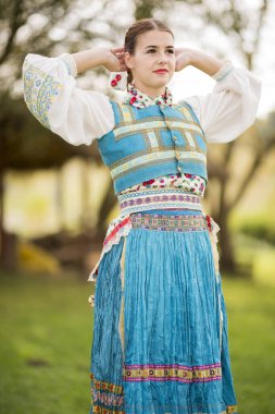 Geleneksel kostümlü, güzel, Slovak kadın. Slovakça folklor.
