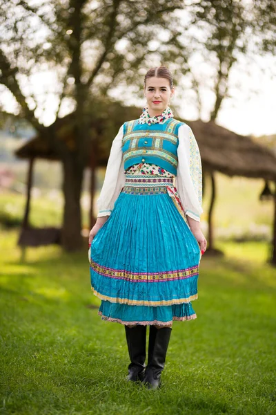 Ung Vacker Slogan Kvinna Traditionell Kostym Slovakiska Folklore — Stockfoto