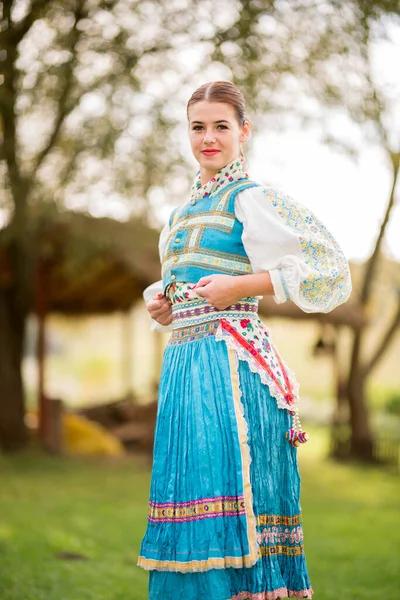 Ung Vacker Slogan Kvinna Traditionell Kostym Slovakiska Folklore — Stockfoto