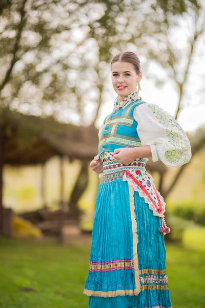 Jovem Mulher Eslovaca Bonita Traje Tradicional Folclore Eslovaco — Fotografia de Stock