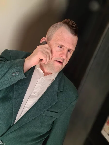 Muž Downovým Syndromem Mluví Telefonu — Stock fotografie