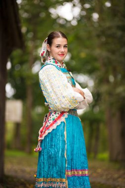 Geleneksel kostümlü, güzel, Slovak kadın. Slovakça folklor.