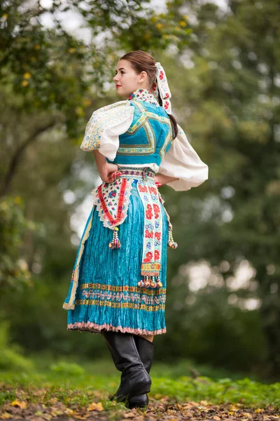 Ung Vacker Slogan Kvinna Traditionell Kostym Slovakiska Folklore — Stockfoto