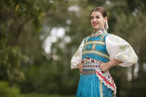 Ung Vacker Slogan Kvinna Traditionell Kostym Slovakiska Folklore — Stockfoto