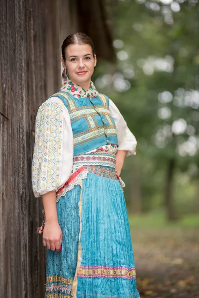 Ung Vacker Slogan Kvinna Traditionell Kostym Slovakiska Folklore — Stockfoto