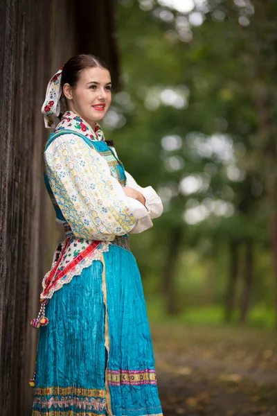 Młoda Piękna Słowianka Tradycyjnym Kostiumie Słowacki Folklor — Zdjęcie stockowe